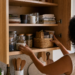 Como organizar armario de cozinha sem gastar com mil potes