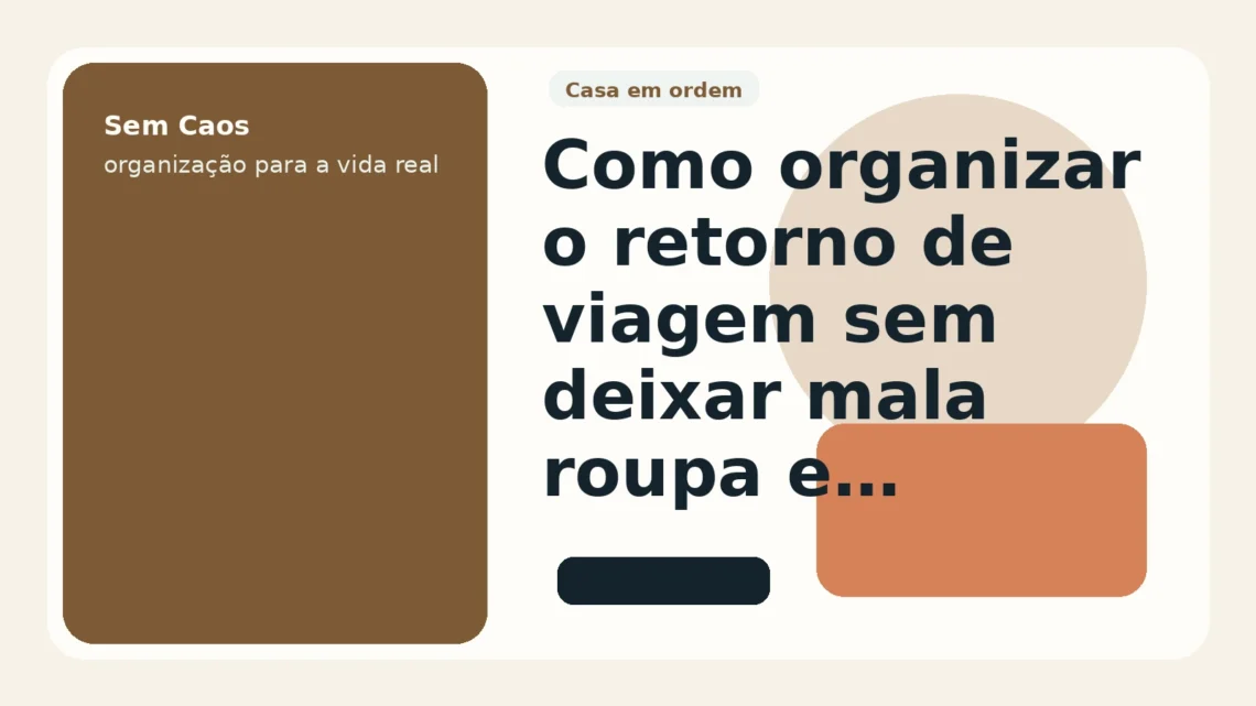 Capa do Sem Caos sobre como organizar o retorno de viagem sem deixar mala e roupa se arrastarem.