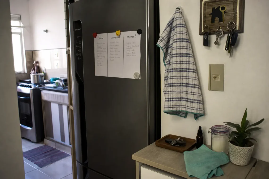 Capa do Sem Caos para post sobre tarefas da casa por frequência divididas entre diário, semanal e mensal.