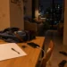 Mesa de fim de noite com itens essenciais organizados e clima de fechamento do dia.