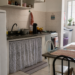 Cozinha real com rotina semanal visível na geladeira, mostrando uma casa organizada sem perfeccionismo.