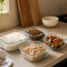Marmitas por componentes organizadas na bancada da cozinha
