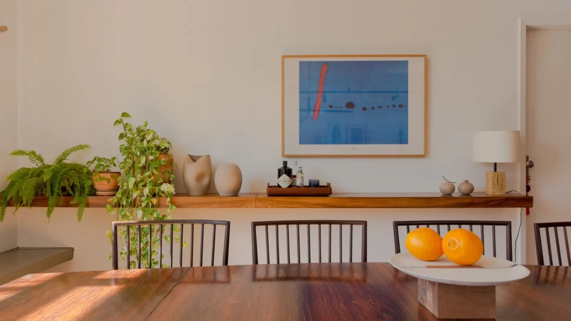 Ambiente de casa organizado de forma simples, com foco em manutenção leve da bagunça no dia a dia.