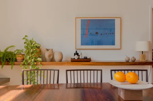 Ambiente de casa organizado de forma simples, com foco em manutenção leve da bagunça no dia a dia.