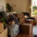Sala de apartamento em mudança com caixas etiquetadas e organização prática para embalar e desembalar sem caos.