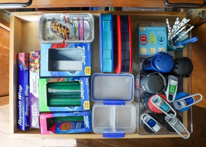 Gaveta da cozinha organizada com itens usados para montar lancheira escolar.