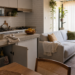Sala e cozinha de apartamento em rotina de organização leve, ilustrando frequência de limpeza da casa.