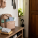 Bolsa infantil pronta perto da porta com itens básicos para sair de casa com criança sem esquecer o essencial.