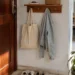 Entrada de casa com bandeja para chaves, ganchos e ponto de apoio funcional perto da porta para reduzir esquecimentos na saída.