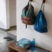 Ponto de transição pós-escola com mochila, bolsa de atividade, lancheira e recados organizados.