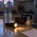 Kit simples para falta de energia em casa com lanterna, água, rádio e power bank na cozinha.