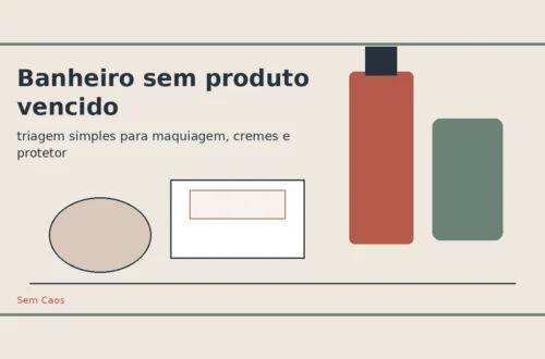 Cosméticos e maquiagem organizados em bancada de banheiro.