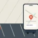 Pessoa olhando o celular em estacionamento aberto com mapa e vaga marcada.